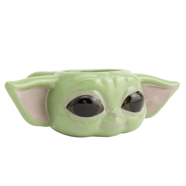 Триизмерна чаша с лицето на Baby Yoda и големи уши от сериала The Mandalorian.