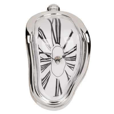 MeltingClockRoman2 Сребрист разтапящ се часовник със стрелки и римски цифри.
